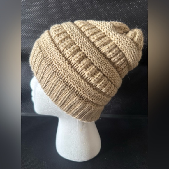 Time and Tru Winter Hat, Women’s size OS Beige Cable Knit Beanie - Picture 2 of 6